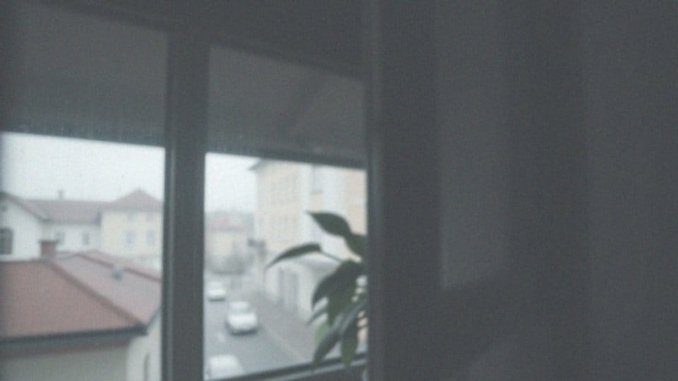 Czym charakteryzują się symptomy zaćmy?