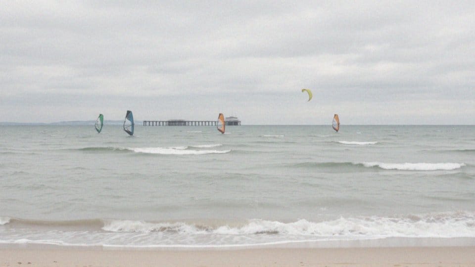 Jakie sporty wodne dostępne na plaży w Sopocie?